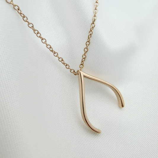 collier porte bague or sur soie blanche